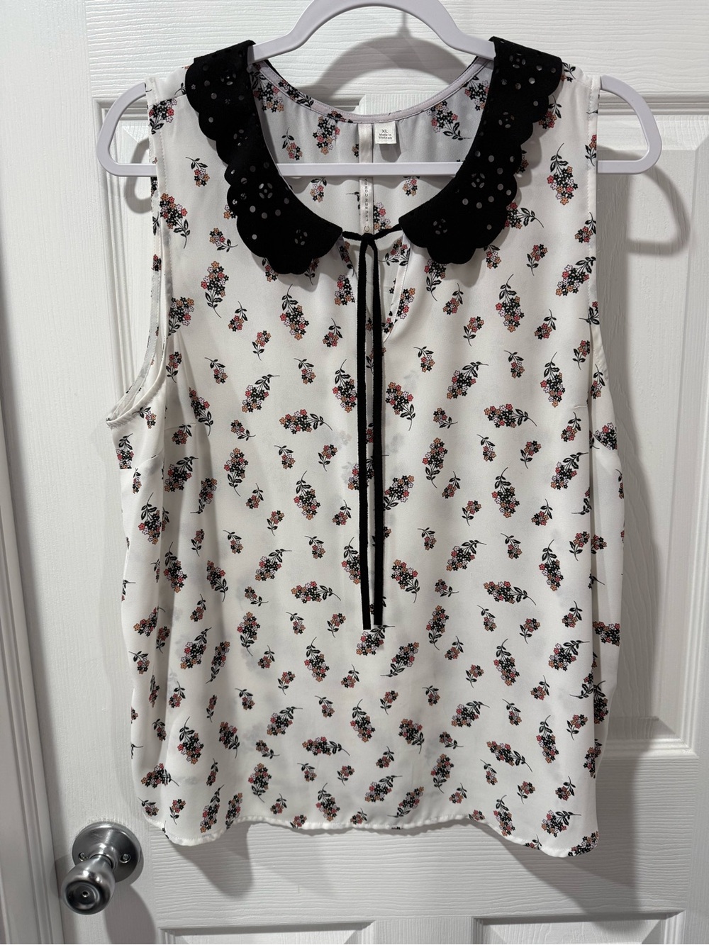 LC Lauren Conrad White Floral Sleeveless Top with Black Scallop Collar